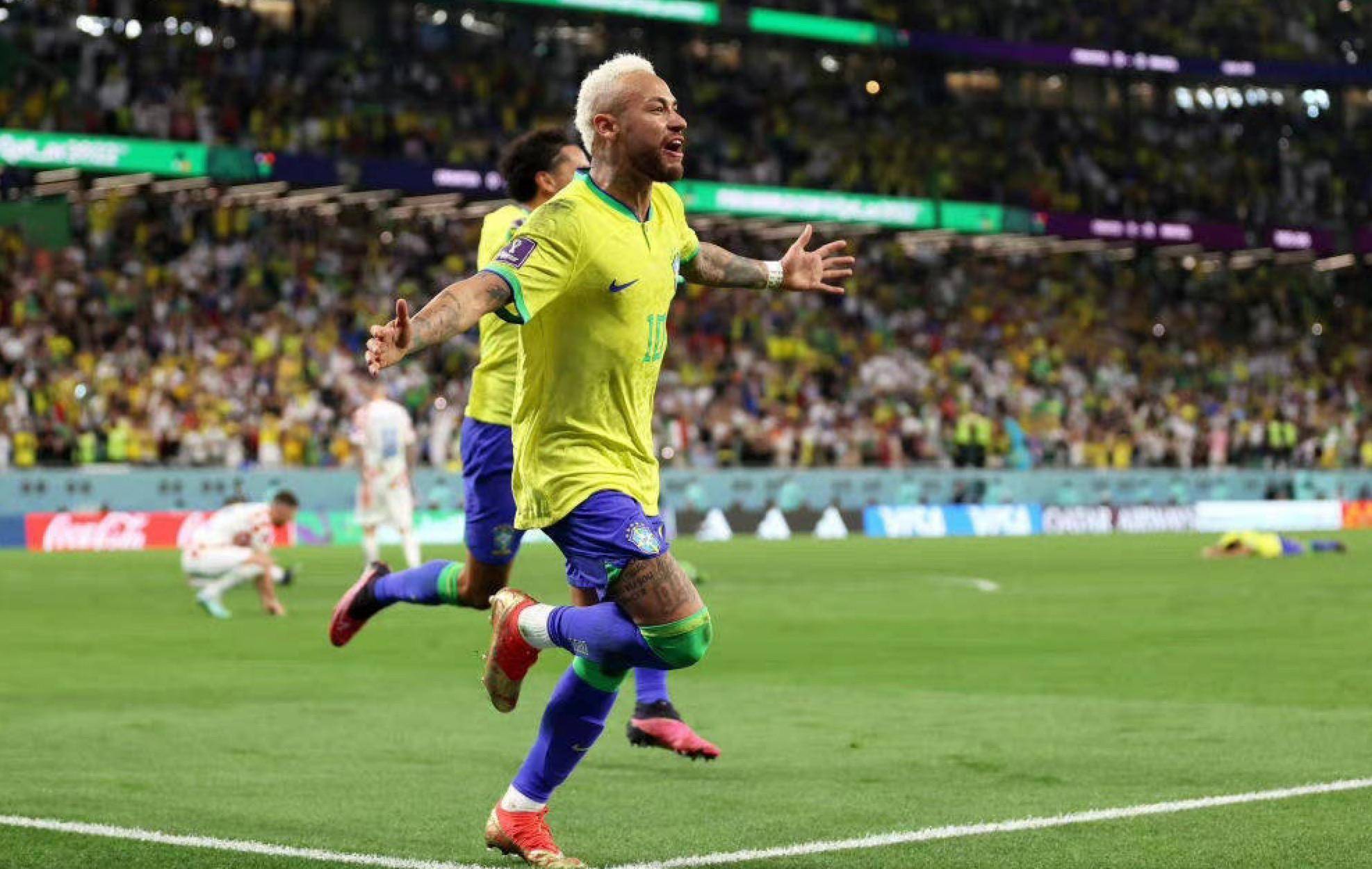 但围绕他的 但围绕他的