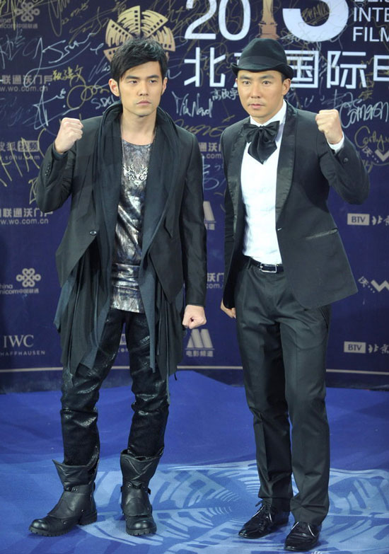 有助于他在 有助于他在